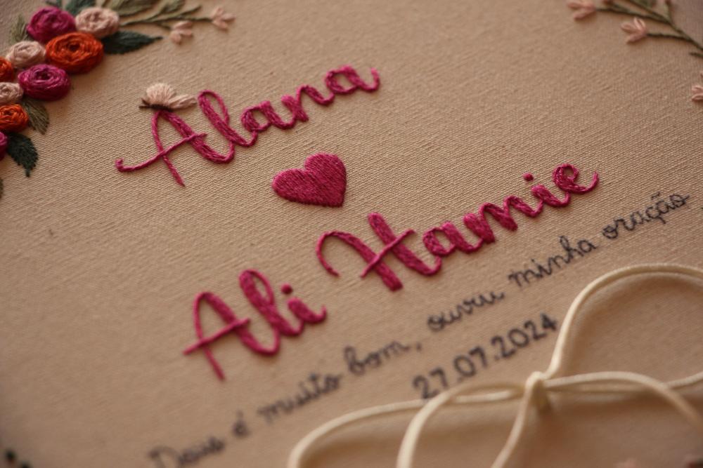 Bastidor porta-alianças bordado à mão | personalizado