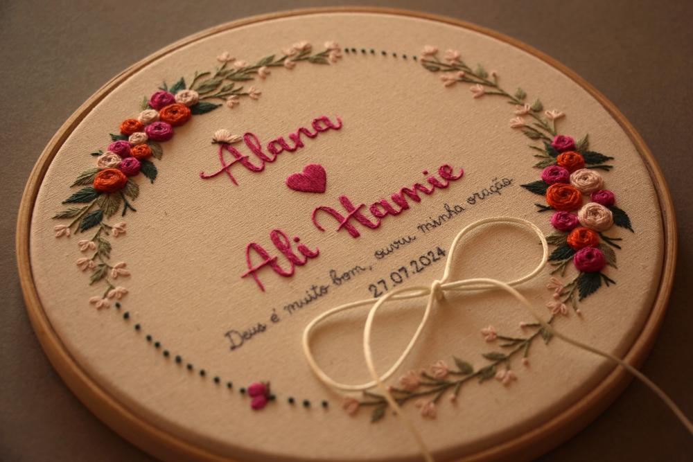 Bastidor porta-alianças bordado à mão | personalizado