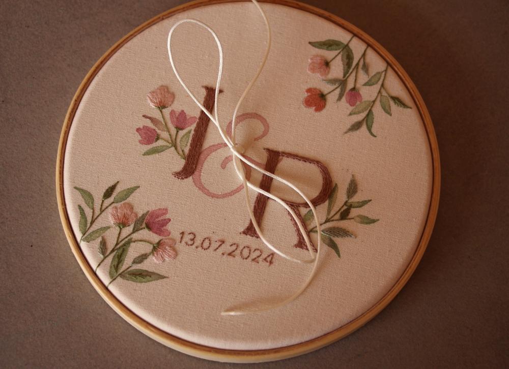 Bastidor porta-alianças bordado à mão | personalizado