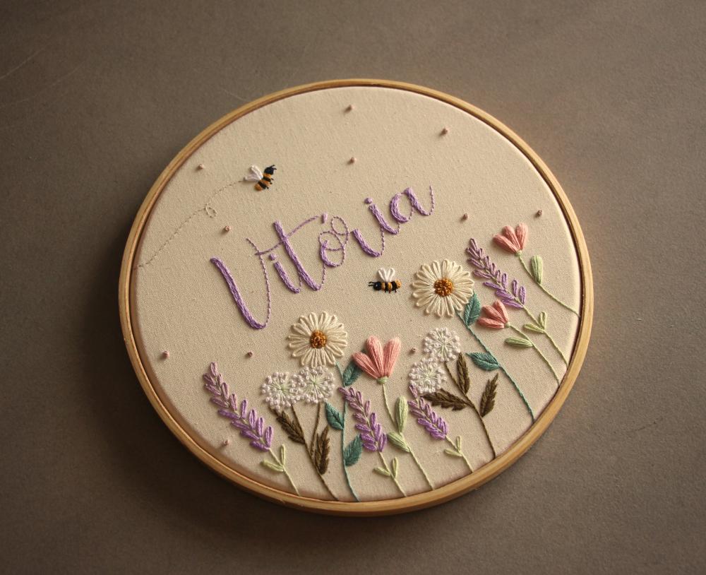 Enfeite porta bordado à mão - Jardim da Vitória