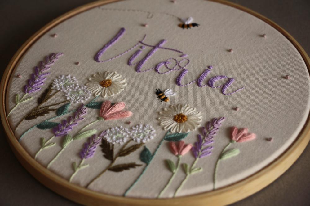 Enfeite porta bordado à mão - Jardim da Vitória