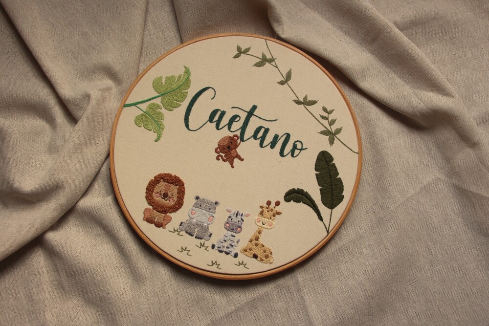 Safari - Enfeite de maternidade - Quadro bastidor bordado à mão