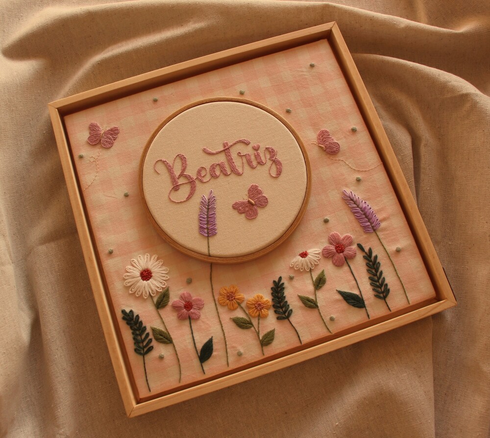 Quadro maternidade personalizado bordado à mão