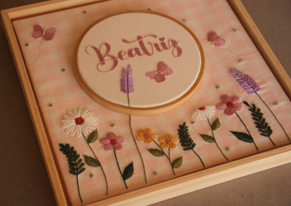 Quadro maternidade personalizado bordado à mão