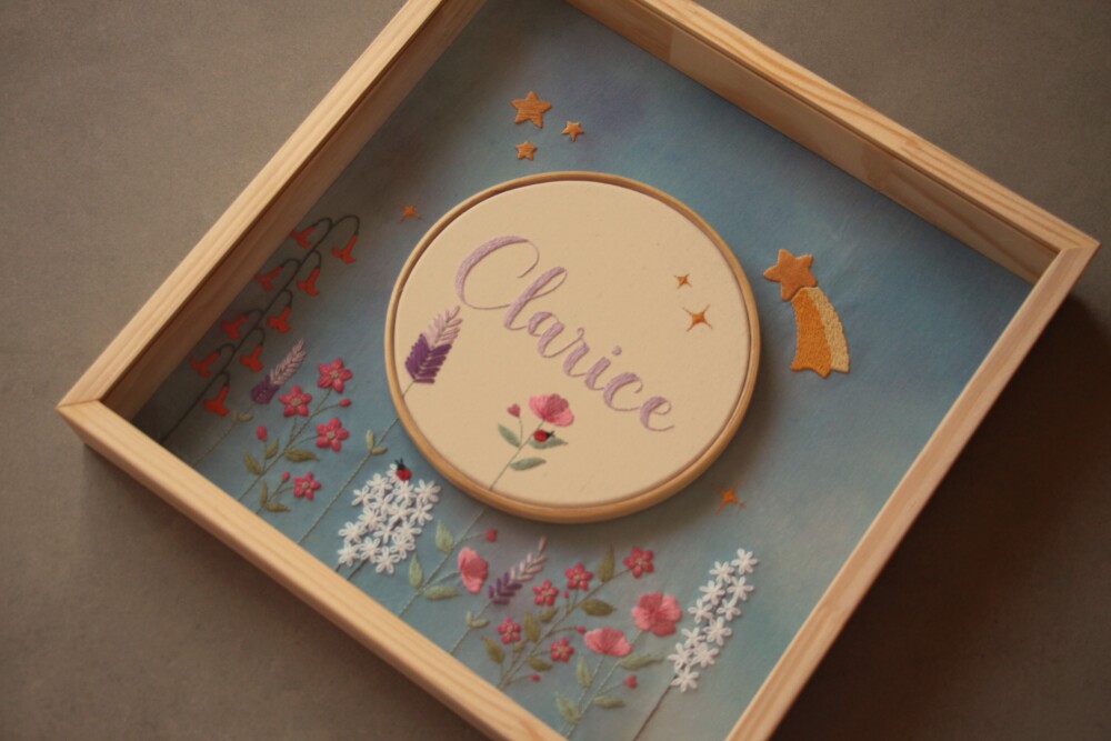 Quadro maternidade personalizado bordado à mão