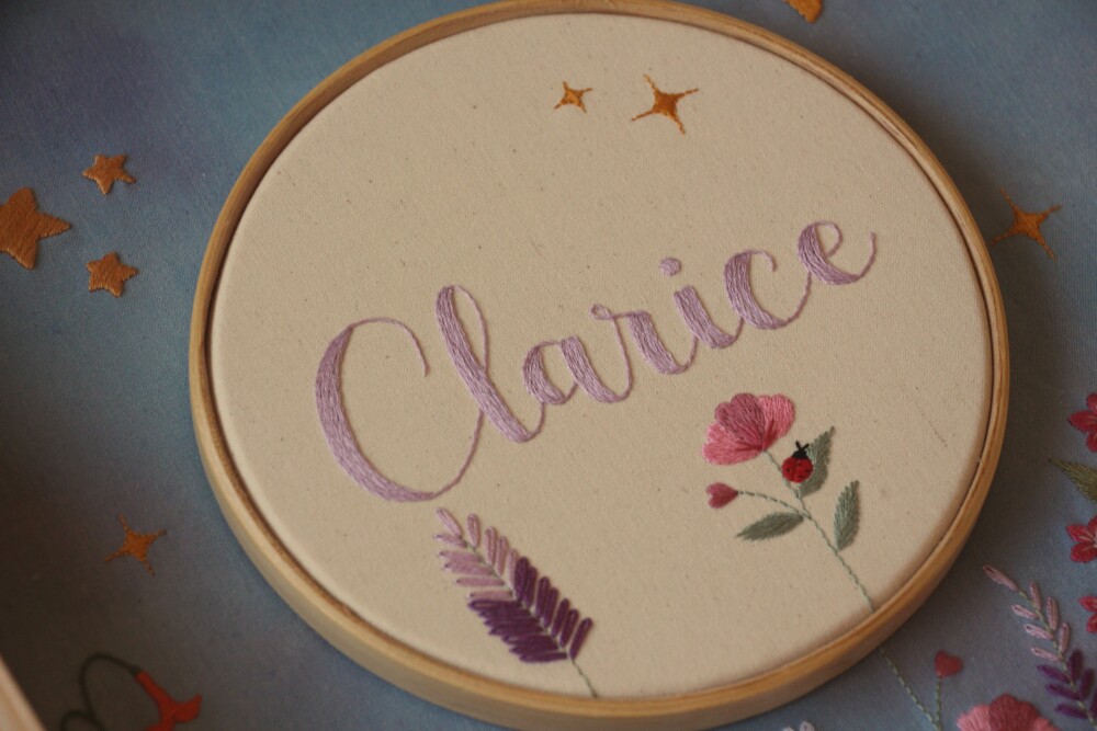 Quadro maternidade personalizado bordado à mão