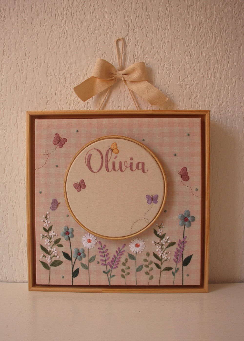 Quadro maternidade personalizado bordado à mão - Quadro Olívia