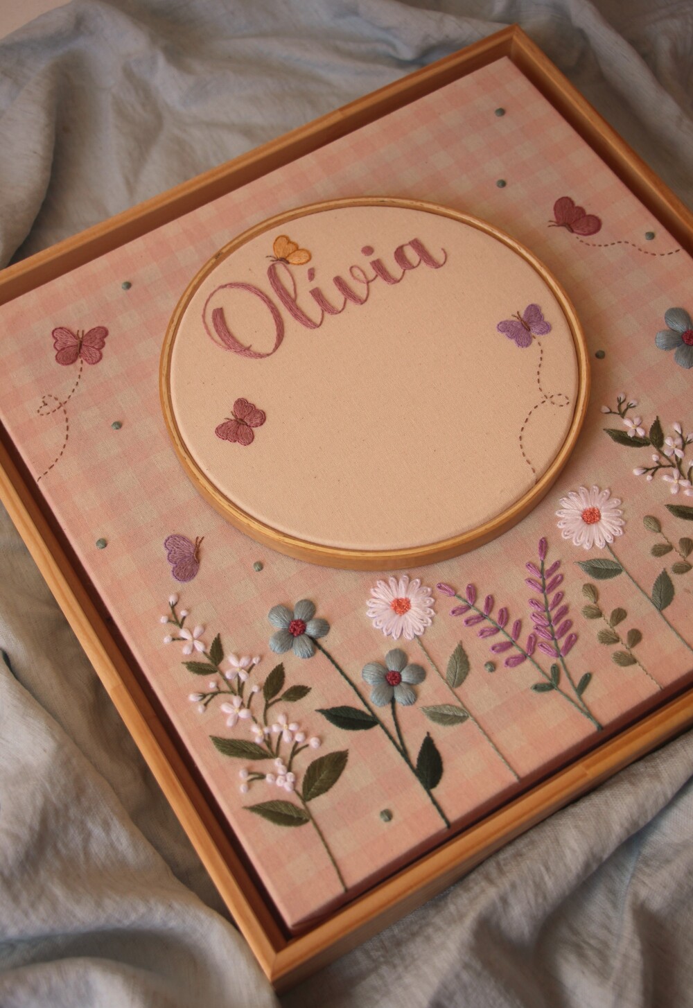 Quadro maternidade personalizado bordado à mão - Quadro Olívia