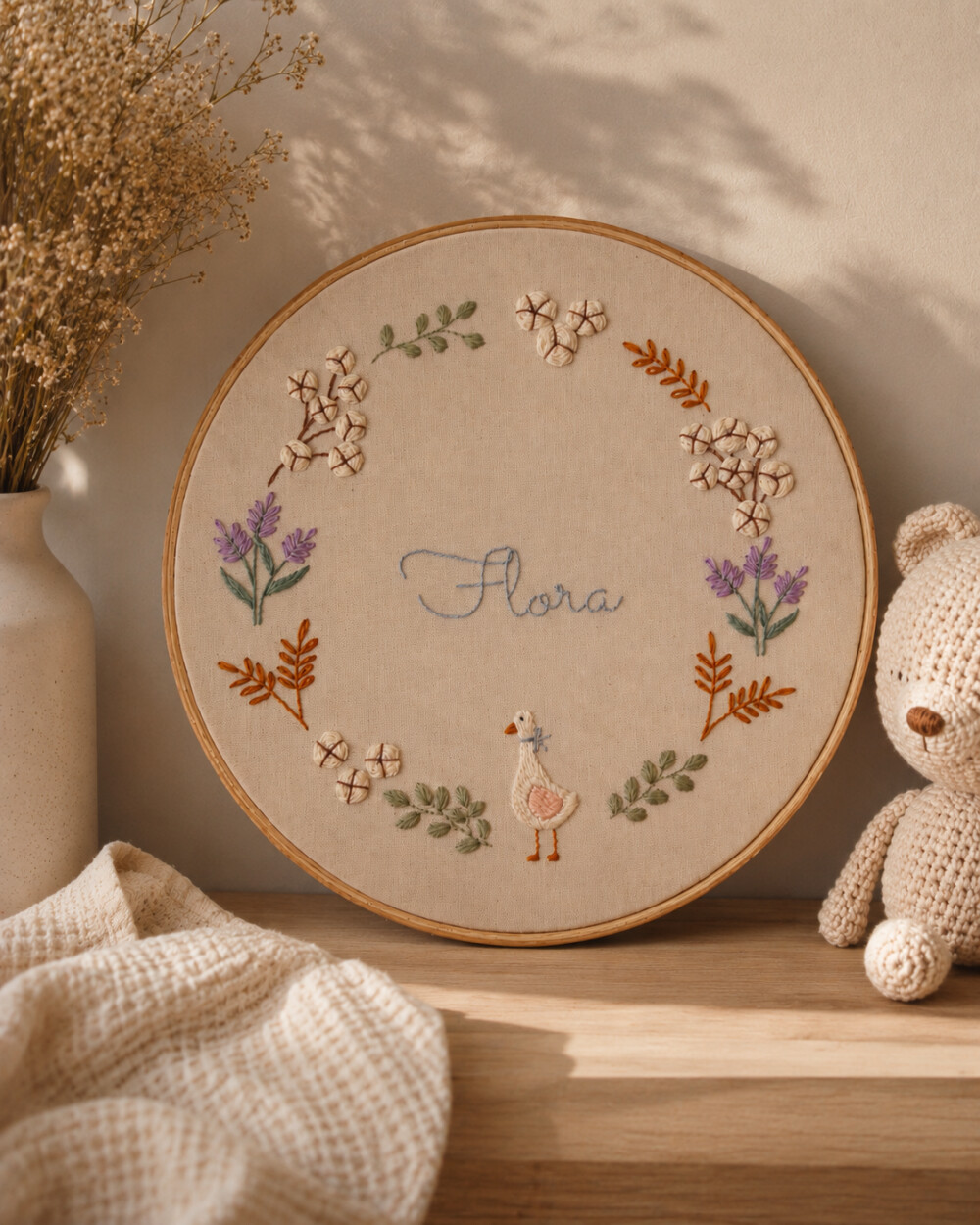Enfeite porta bordado à mão Flora