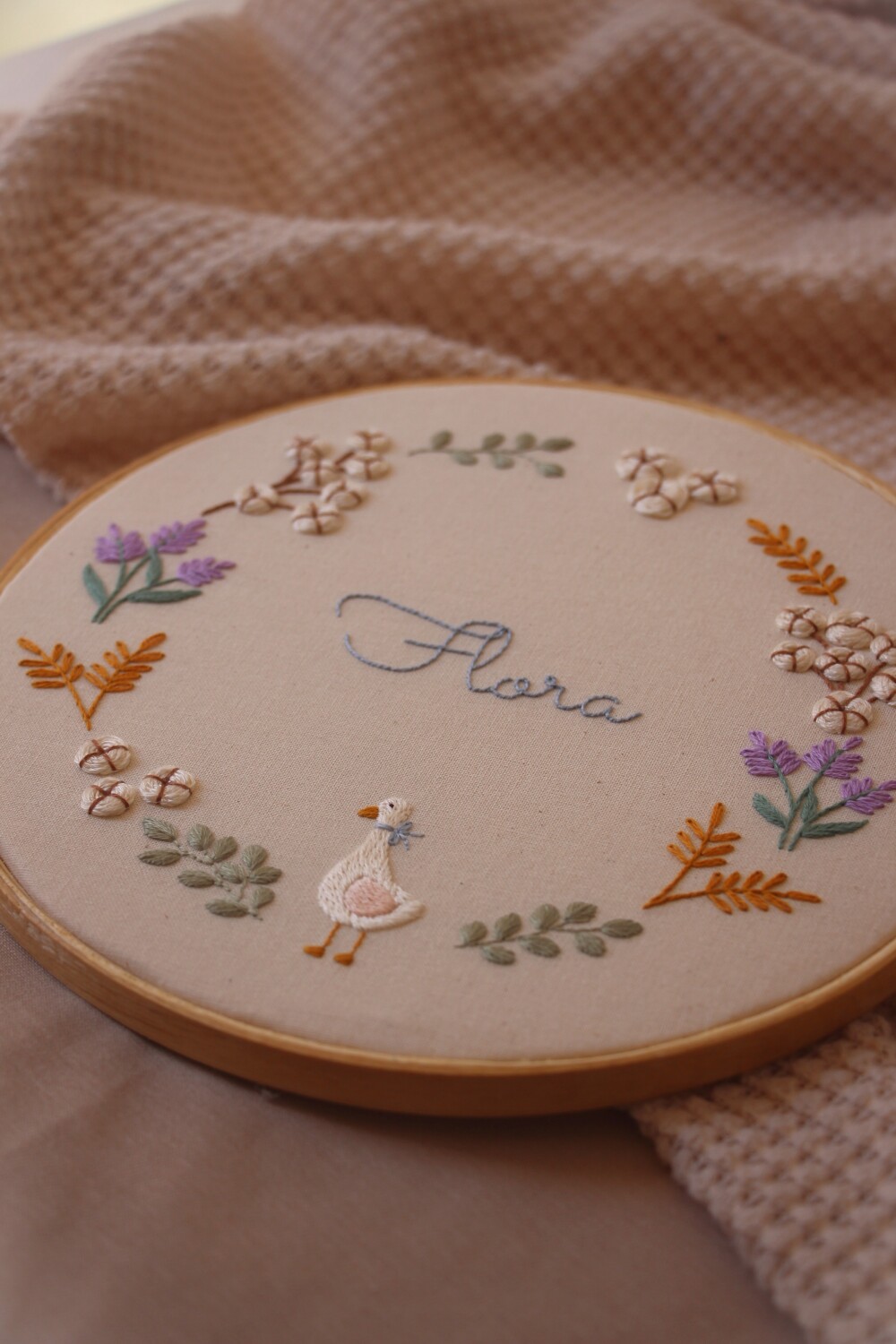 Enfeite porta bordado à mão Flora