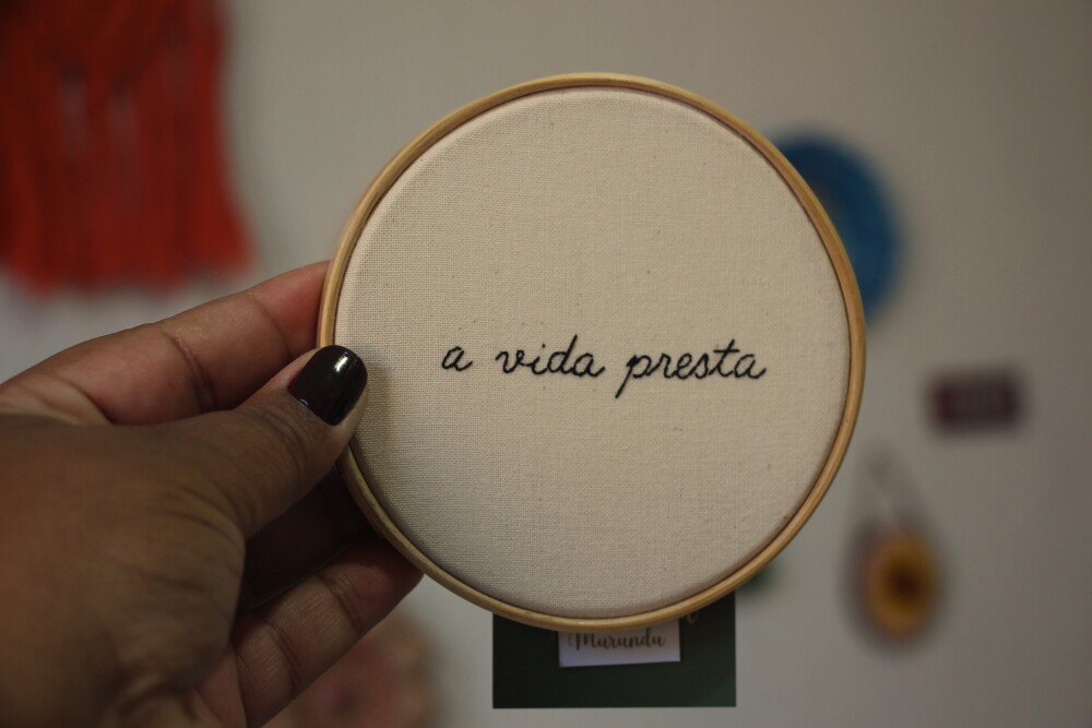 a Vida Presta - Bordado à Mão - Fernanda Torres