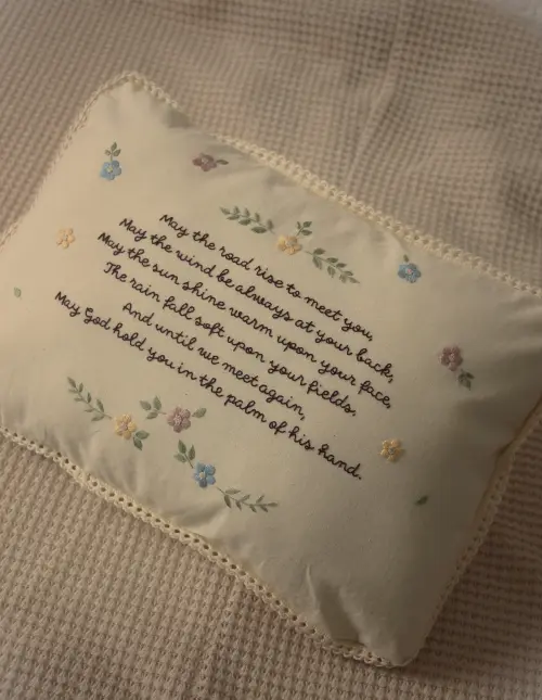 Almofada Bordada com Mensagem de Proteção