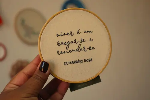 pronta entrega | Viver É Um Rasgar-se e remendar-se ~ Bordado à Mão - Guimarães Rosa