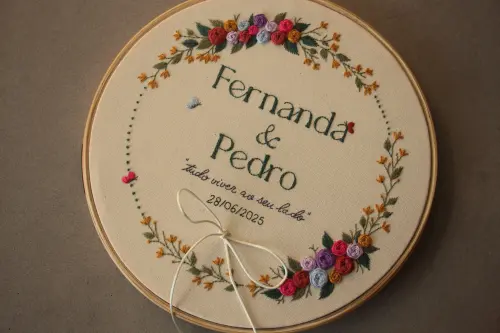 Bastidor porta-alianças bordado à mão | personalizado