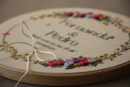 Bastidor porta-alianças bordado à mão | personalizado