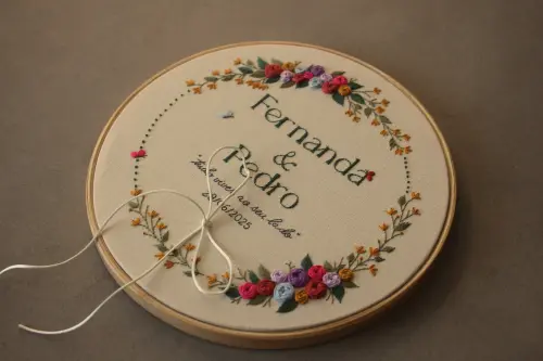 Bastidor porta-alianças bordado à mão | personalizado