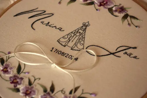 Bastidor porta-alianças bordado à mão | personalizado