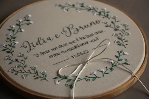 Bastidor porta-alianças bordado à mão | personalizado