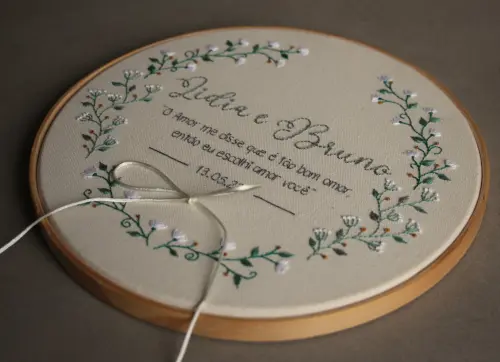 Bastidor porta-alianças bordado à mão | personalizado