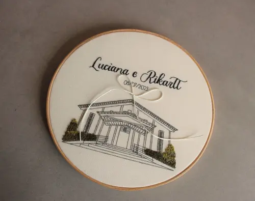Bastidor porta-alianças bordado à mão | personalizado