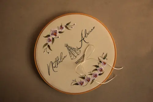 Bastidor porta-alianças bordado à mão | personalizado