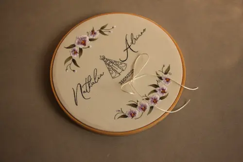 Bastidor porta-alianças bordado à mão | personalizado