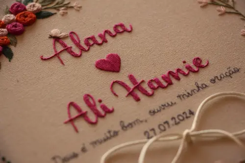 Bastidor porta-alianças bordado à mão | personalizado