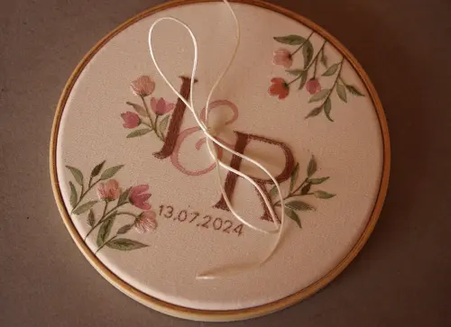 Bastidor porta-alianças bordado à mão | personalizado