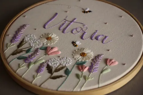 Enfeite porta bordado à mão - Jardim da Vitória