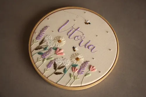 Enfeite porta bordado à mão - Jardim da Vitória