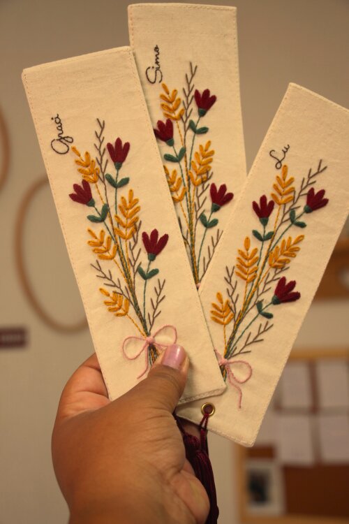 Marcador de páginas floral bordado à mão