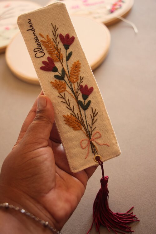 Marcador de páginas floral bordado à mão