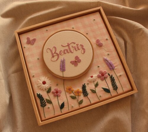 Quadro maternidade personalizado bordado à mão