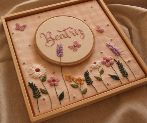 Quadro maternidade personalizado bordado à mão