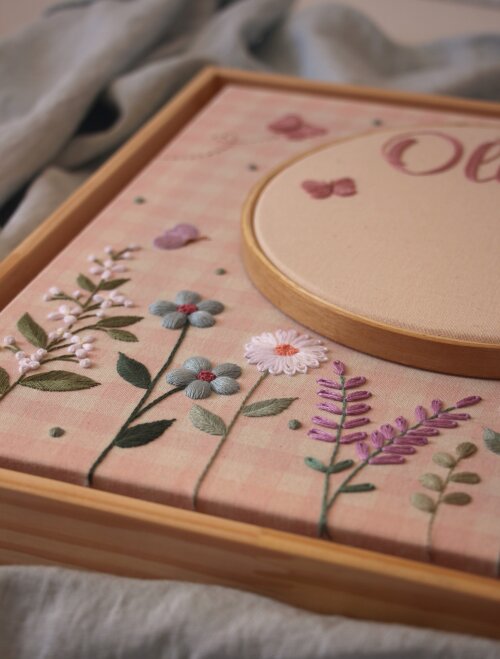Quadro maternidade personalizado bordado à mão - Quadro Olívia