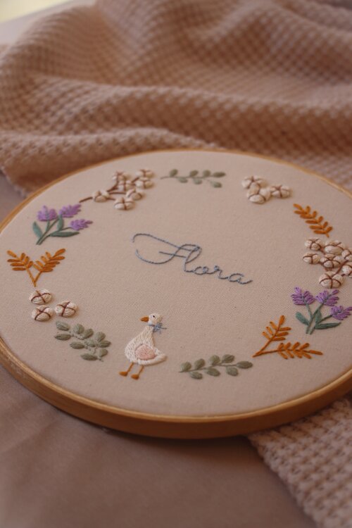 Enfeite porta bordado à mão Flora