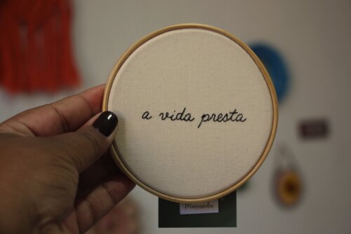a Vida Presta - Bordado à Mão - Fernanda Torres