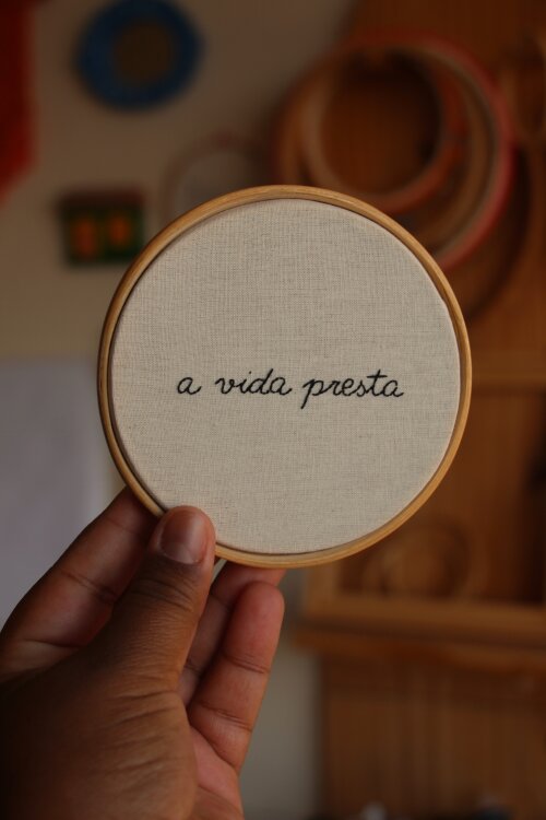 a Vida Presta - Bordado à Mão - Fernanda Torres
