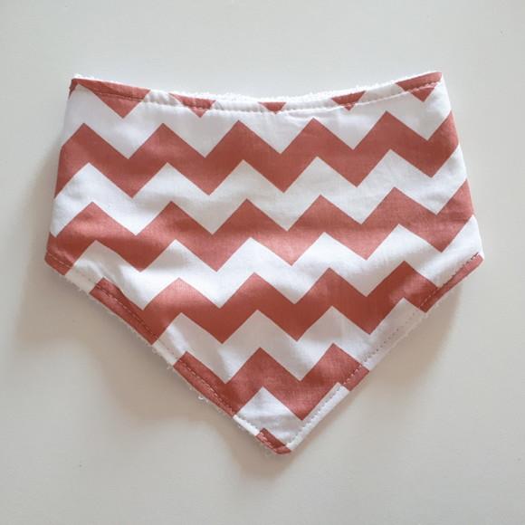 Babador atoalhado bandana Chevron Goiaba