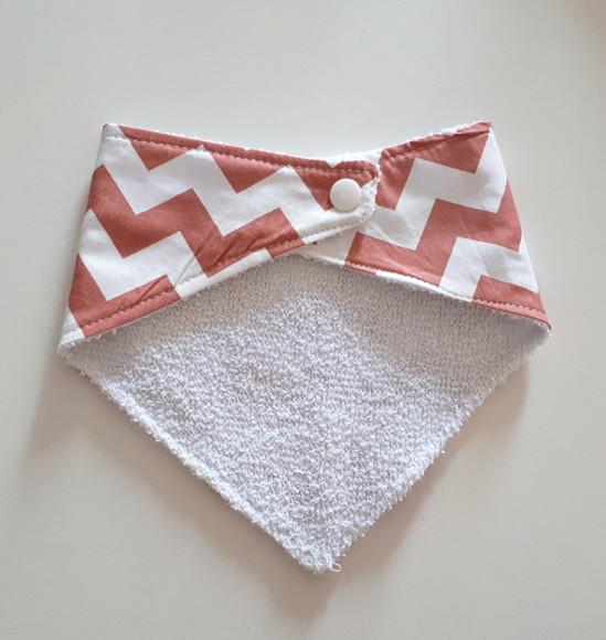 Babador atoalhado bandana Chevron Goiaba