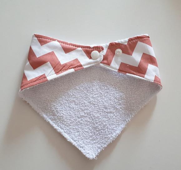 Babador atoalhado bandana Chevron Goiaba