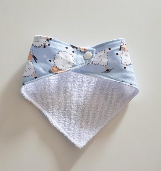Babador atoalhado bandana Ovelhinhas em azul