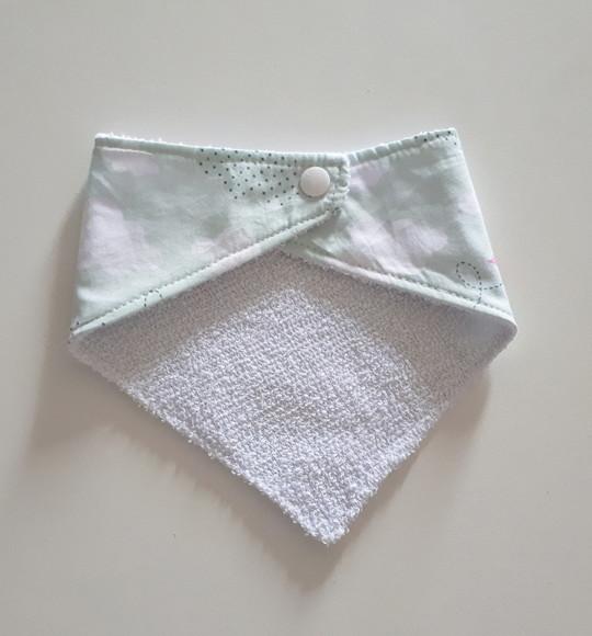 Babador atoalhado bandana nuvem verde