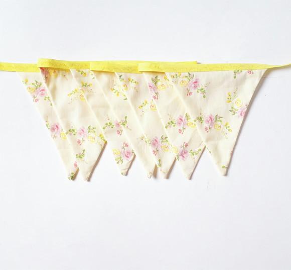 Bandeirinhas de Tecido Amarelo Flores