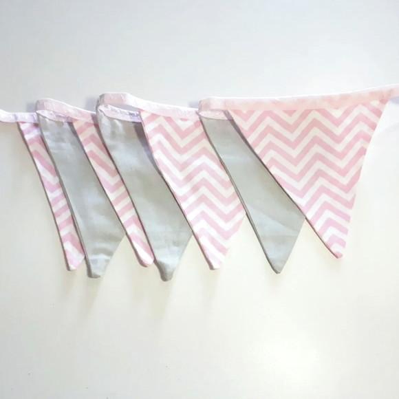 Bandeirinhas de Tecido Chevron Fino Rosa com Cinza