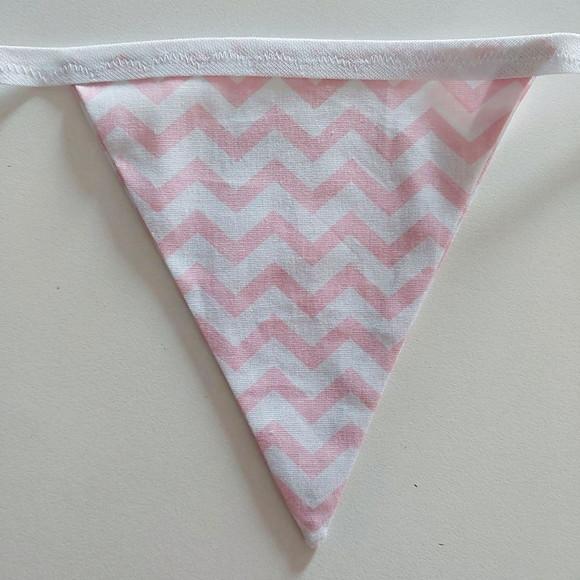 Bandeirinhas de Tecido Poa e Chevron Rosa e Branco
