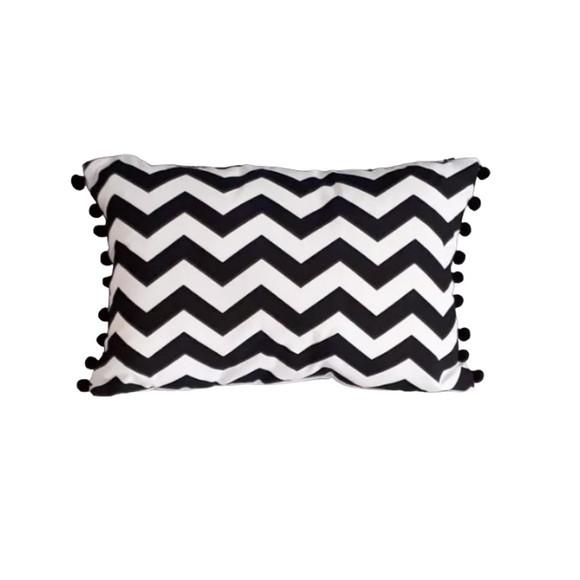 Capa de Almofada Chevron e Grelot Casa Conforto