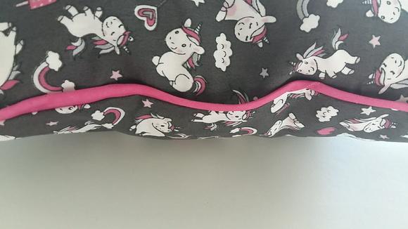 Capa de Almofada Unicórnio Cinza grafite com vivo rosa