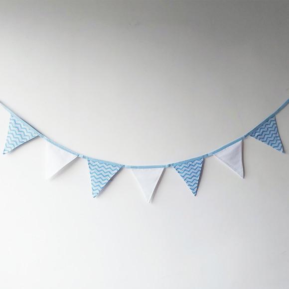 Varal de Bandeirolas em Tecido Chevron Azul e Branco