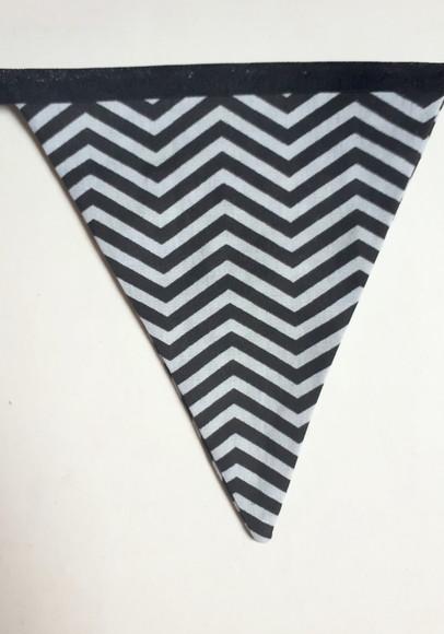 Varal de Bandeirolas em Tecido Chevron Cinza/preto